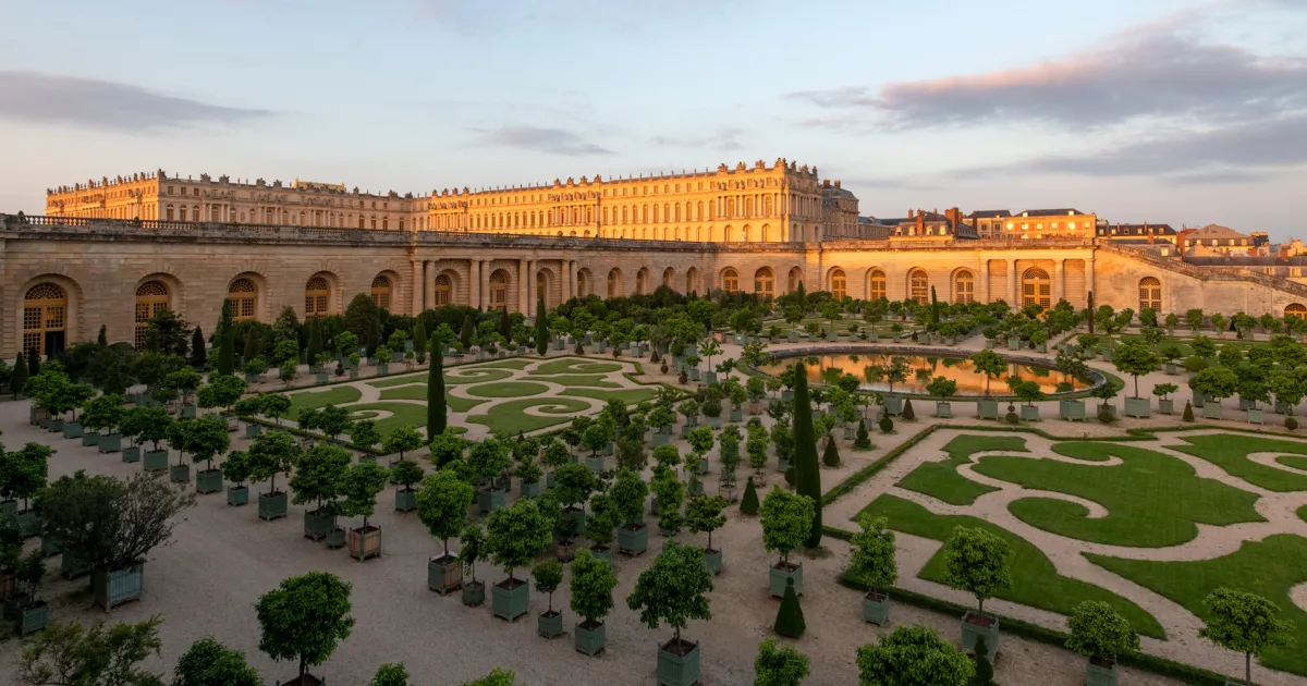 Orangerie et jardins du château de Versailles au coucher du soleil